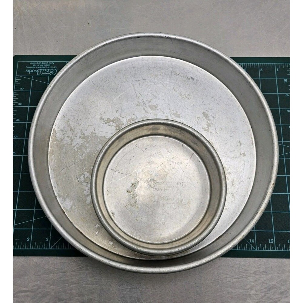 Vintage Magic Line Round Aluminum Cake Baking Pans  Lot of 2 USA Made 12x2 6x2